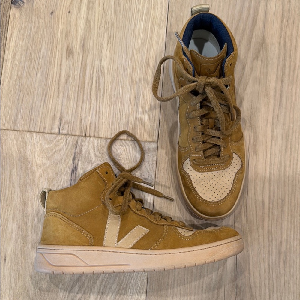 Women’s high top suede Veja sneakers size EU 39, US 8